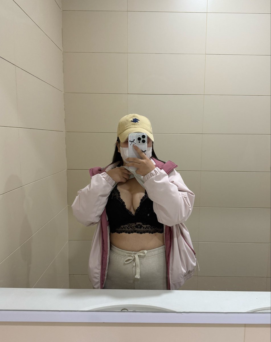 kimi2000xy's tweet photo. 又是在医院露奶的一天 
（ps：我买了好多胸罩和内裤哦，可以期待一下） https://t.co/yMimLg3qgw