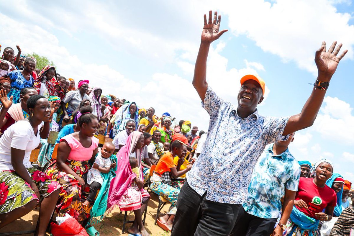 GideonMungaroM's tweet photo. Tumekuwa na mkutano wenye mafanikio makubwa katika eneo la kwa Binzaro huko Adu wakati tukiendeleza kampeni zetu za kuhamasisha uungwaji mkono kwa Harry Kombe. Sauti ya kwa Binzaro ni Kombe wa ODM! https://t.co/r66d0DPq8f