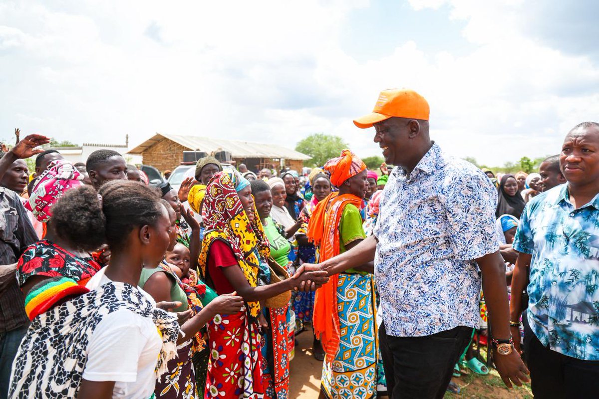 GideonMungaroM's tweet photo. Tumekuwa na mkutano wenye mafanikio makubwa katika eneo la kwa Binzaro huko Adu wakati tukiendeleza kampeni zetu za kuhamasisha uungwaji mkono kwa Harry Kombe. Sauti ya kwa Binzaro ni Kombe wa ODM! https://t.co/r66d0DPq8f
