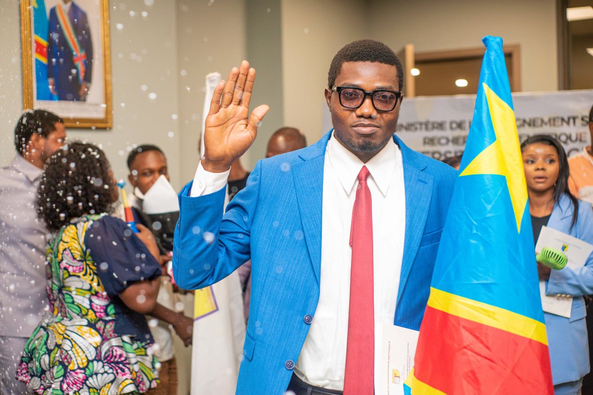 Eugnekatupa12's tweet image. Nous avons jurés devant tout le monde pour protéger les valeurs républicaines 
Les #intérêts de la @RDC avant toute chose.
@central_sage @leParrainRDC @kakese_leon @LitsaniChoukran @chauffeur243 @MuadiLaeticia @CybelleFuraha @IsralMutombo11 @TopCongo @mbuyi_don @Presidence_RDC