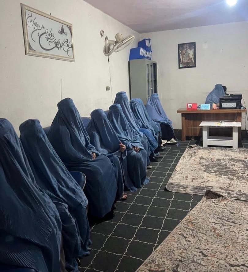 در مسئله زنان و طالبان،دردناک‌ترین حقیقت،نه عملکرد طالبان بلکه فرو ریختن حقیقت داستان‌های «شجاعت، غیرت و سلحشوری مردم افغانستان است که با آن بزرگ شده بودیم.
از طالبان وحشی خو انتظار تمام فازهای ستیز و دشمنی را داریم
اما از مردم افغانستان انتظار نداشتیم در مقابل مرگ زنان سکوت کنند