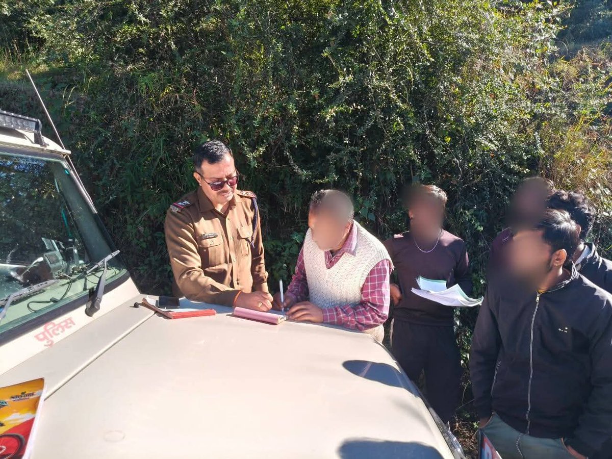 almorapolice's tweet image. ✅एसएसपी अल्मोड़ा के निर्देशन में जनपद पुलिस चला रही हैं सत्यापन अभियान

✅बिना सत्यापन किराएदार रखने पर दन्या पुलिस ने मकान मालिक का किया ₹5000 चालान

✅इस दौरान 50 किरायेदार/मजदूरों  का भी किया सत्यापन  
#checking 
#AlmoraPoliceUttarakhand 
@uttarakhandcops