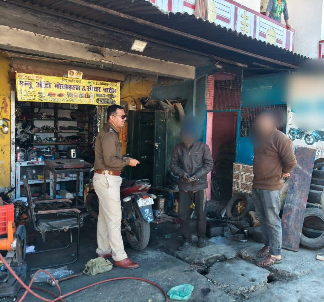 almorapolice's tweet image. ✅एसएसपी अल्मोड़ा के निर्देशन में जनपद पुलिस चला रही हैं सत्यापन अभियान

✅बिना सत्यापन किराएदार रखने पर दन्या पुलिस ने मकान मालिक का किया ₹5000 चालान

✅इस दौरान 50 किरायेदार/मजदूरों  का भी किया सत्यापन  
#checking 
#AlmoraPoliceUttarakhand 
@uttarakhandcops