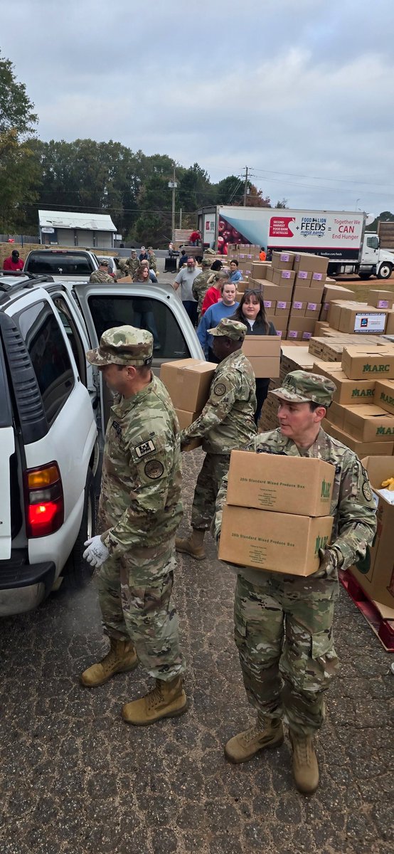 SCSG1670's tweet photo. As Operation One SC continues, #SCSG troops were at the Anderson Jockey Lot in Belton distributing food to families in need, continuing the mission of serving the citizens of South Carolina during times of need. #trainedandready #henrymcmaster https://t.co/ni2exg8Hr7
