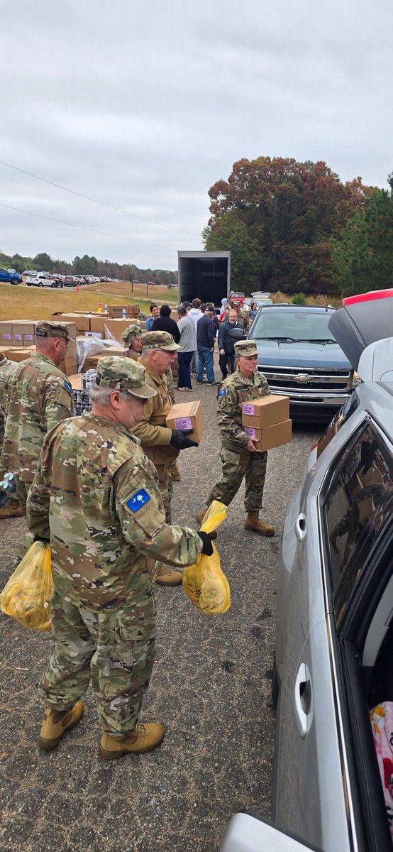 SCSG1670's tweet photo. As Operation One SC continues, #SCSG troops were at the Anderson Jockey Lot in Belton distributing food to families in need, continuing the mission of serving the citizens of South Carolina during times of need. #trainedandready #henrymcmaster https://t.co/ni2exg8Hr7