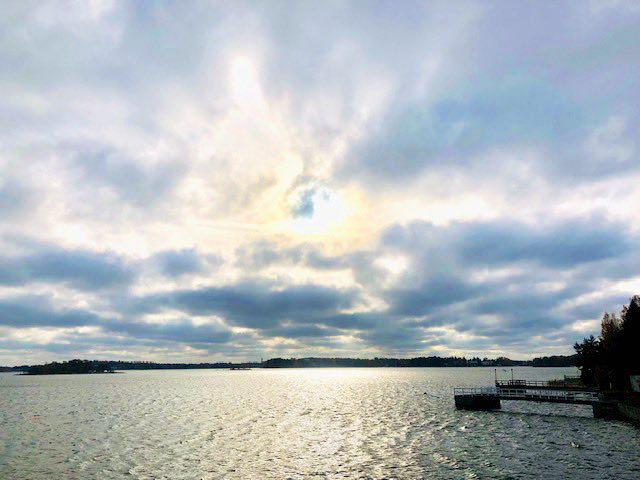 Kovasti yrittää syksy synkistellä, mutta valo puskee väkevällä voimallaan lävitte🤩💪🏼 Toivottavasti sun luo.