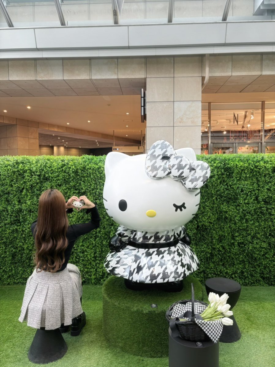 mk_oo96's tweet photo. HELLO KITTY'S PICNIC GARDEN🖤🍃
11/14(金)までやってるみたい♡

当日予約でも全然いけたჱ̒ ｰ̀֊ｰ́ )✨ https://t.co/oJnNG0cERl