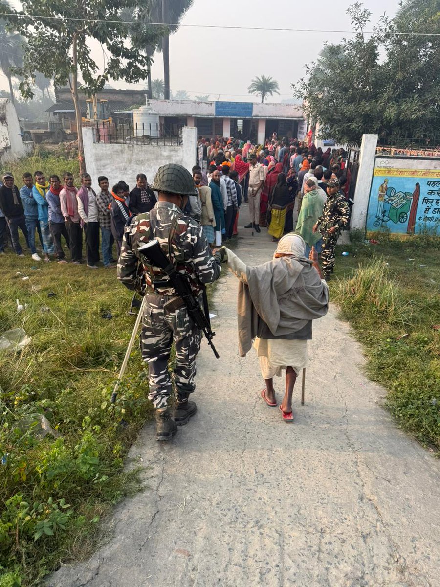 मोतिहारी में लोकतंत्र का त्यौहार: मतदान केंद्र पर उमड़ी बड़ी संख्या में मतदाताओं की भीड़, बुजुर्ग मतदाता को सहयोग प्रदान करते हुए अर्ध सैनिक बल का जवान..
<a href="/ECISVEEP/">Election Commission of India</a> <a href="/CEOBihar/">Chief Electoral Officer, Bihar</a>