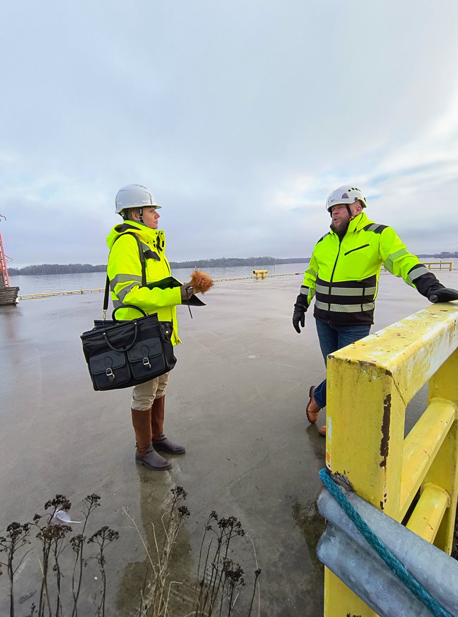 Oli harvinaisen tyyni päivä niin tehtiin haastattelu ulkona satamalaiturin päässä.