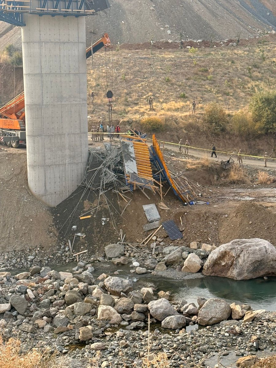 KiderMus's tweet photo. Kulp-Muş yolu üzerinde yapımı devam eden viyadükte meydana gelen kalıp çökmesi sonucu 3 hemşehrimizin hayatını kaybettiğini, 2 kişinin ise yaralandığını derin bir üzüntüyle öğrenmiş bulunuyoruz.
Hayatını kaybeden hemşehrilerimize Allah’tan rahmet diliyoruz. https://t.co/cIjYD1dWi0