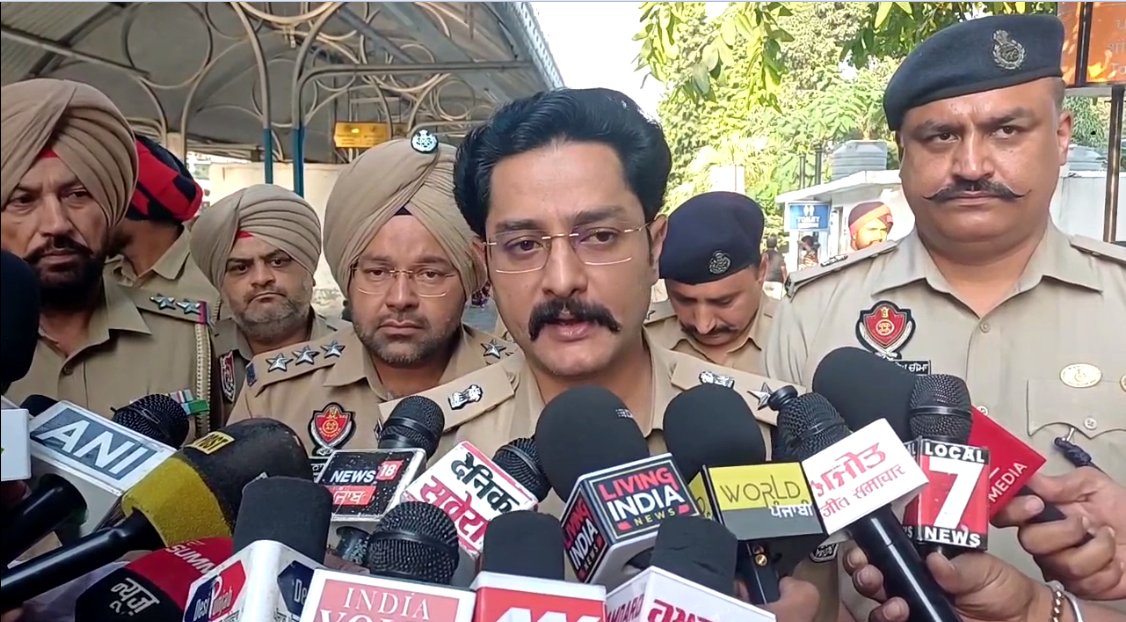 BalinderZee's tweet photo. Blast in Delhi, red alert in Punjab, Patiala SSP Varun Sharma checked Patiala Railway Station
#balindersingh #newsindia24x7 #ssppatiala #punjabpoolice #alert #punjabnews https://t.co/cKFFpFmlPg