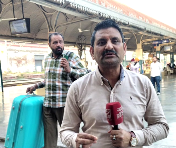 BalinderZee's tweet photo. Blast in Delhi, red alert in Punjab, Patiala SSP Varun Sharma checked Patiala Railway Station
#balindersingh #newsindia24x7 #ssppatiala #punjabpoolice #alert #punjabnews https://t.co/cKFFpFmlPg