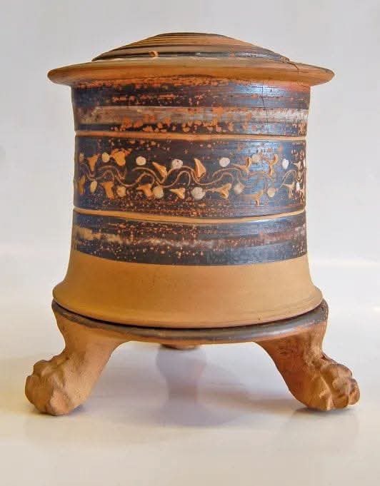 Libyanhistory's tweet image. يطلق على هذا النوع من الأوعية اسم بيكسس &quot;pyxis&quot;، وكانت تستخدمه النساء لحفظ الحلي ومستحضرات وأدوات التجميل، اكتشفت هذه القطعة الفريدة في منطقة عين السلماني بمدينة بنغازي، وتعود للحقبة الهيلينستية، حوالي القرن الثاني قبل الميلاد، وهو من مقتنيات المتحف البريطاني (منذ سنة 1861م).