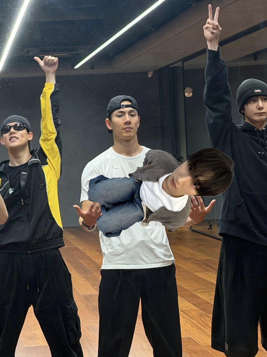 yuszybebe's tweet photo. 👤: Where is my Changkyun?
🐻: on my arms https://t.co/jhLk7SF075