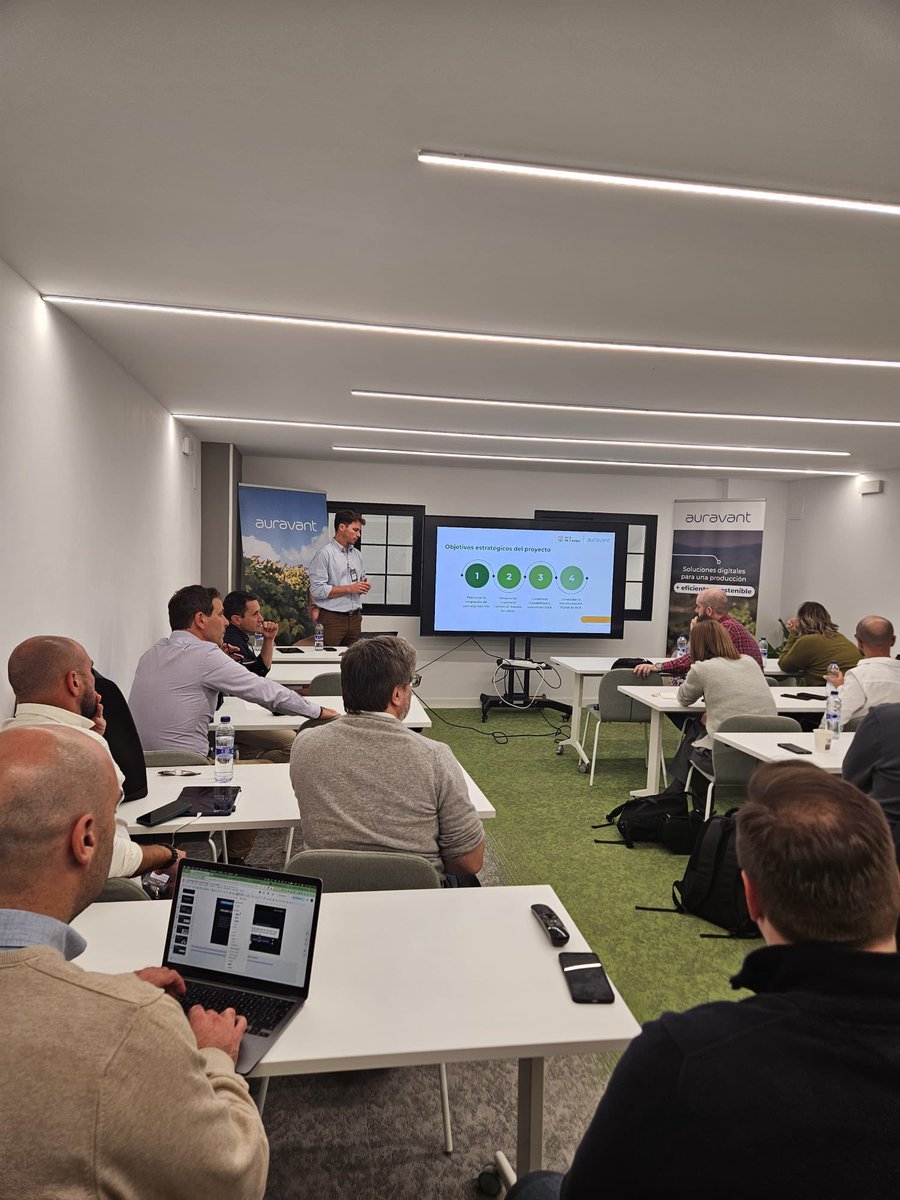 🌱 Hoy nos reunimos en Madrid para hablar sobre los desafíos de la digitalización del pequeño agricultor.

Un espacio para compartir experiencias, debatir y construir juntos el futuro del agro 🙌.

#AgTech #Digitalización #Auravant