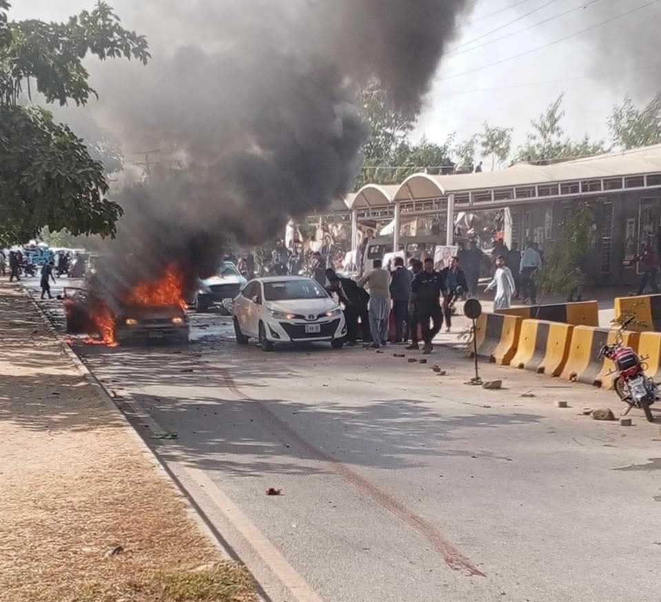 Asma4850's tweet photo. suicide bomber has set off a blast outside a court building in Islamabad that has killed at least 12 people, according to Pakistan’s interior minister.
#Blast #sucide #lslamabad https://t.co/T02MaWmV0V