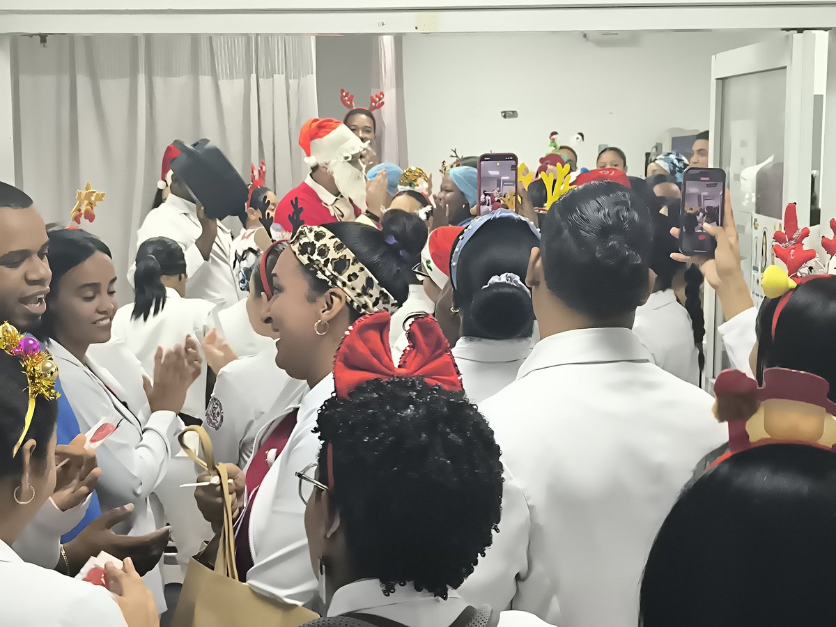 M4h0ly's tweet photo. Me parece pertinente terminar la entrega de guardia para el aguinaldo, claro que si. #JingolbelJingolbel https://t.co/0ZQJyRIU5d