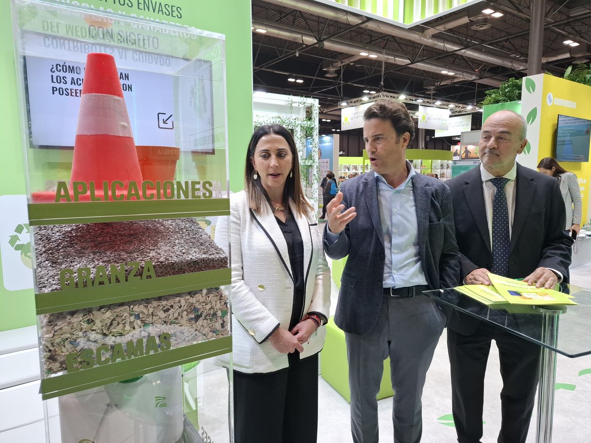 sigfito's tweet photo. 📍Gracias por vuestra visita en SAGRIS

Queremos agradecer a las autoridades y representantes institucionales que se acercaron a nuestro stand durante SAGRIS.
Fue un placer poder compartir las últimas novedades del sistema SIGFITO. 🌱♻️

Luis Planas. Ministro de Agricultura, Pesca y Alimentación 
Sara Rubira,  Consejera de Agua, Agricultura, Ganadería y Pesca
Carmen Crespo, Presidenta de la Comisión de Pesca del Parlamento Europeo

#SIGFITO #SAGRIS #EconomíaCircular #AgriculturaSostenible #EnvasesAgrarios
