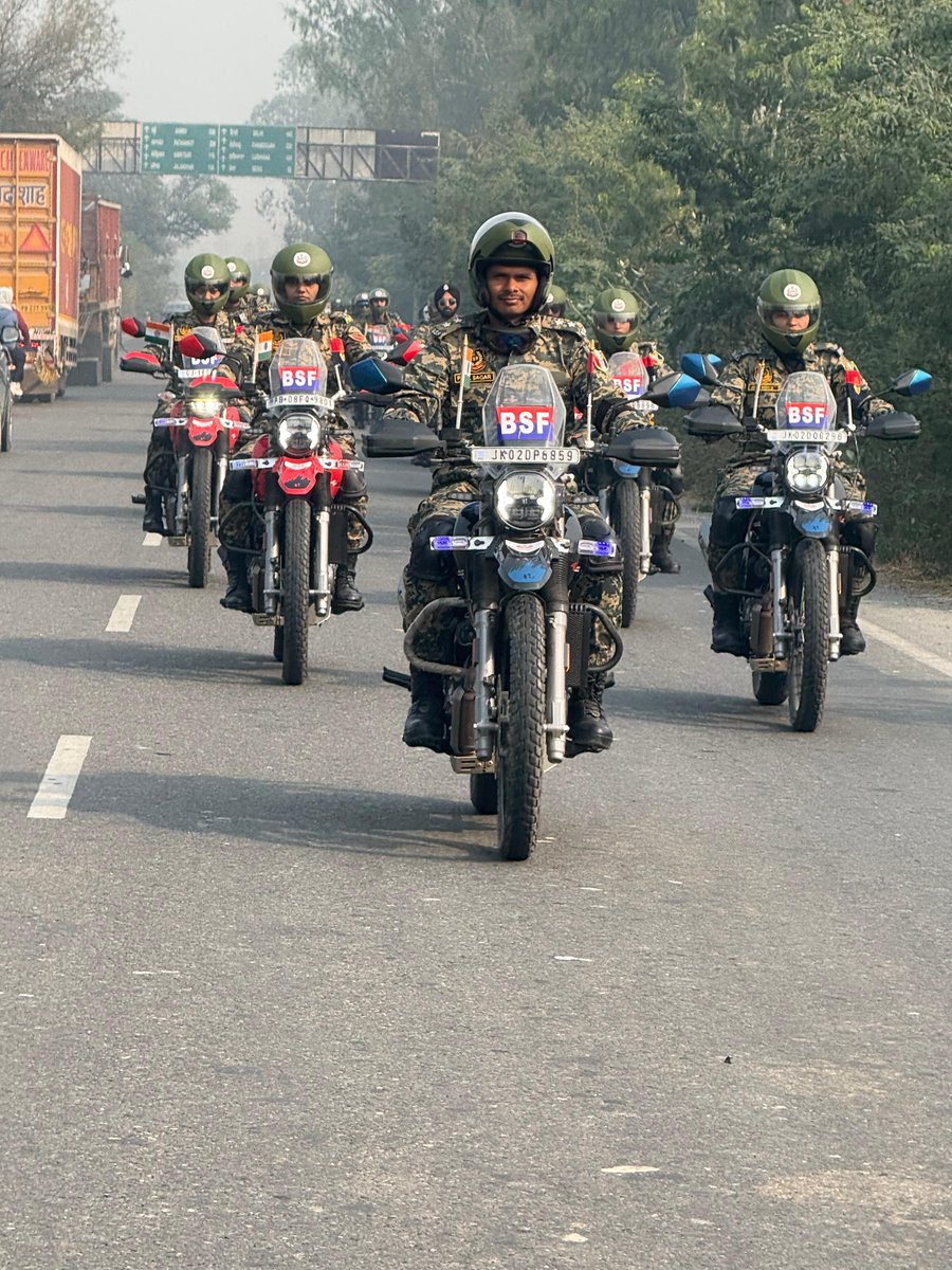 paramilitary_m's tweet image. 🇮🇳 BSF Motorcycle Rally receives a grand welcome at Fazilka!

As part of BSF’s 60th Raising Day celebrations, the rally started from Ferozepur, reaching BSF Camp Rampura, Fazilka.
The rally then advanced towards Rajasthan Frontier via Abohar.
#BSF #BSF60Years #MotorcycleRally