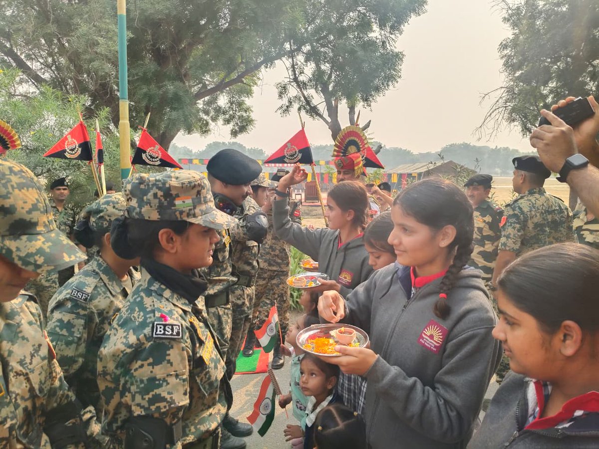 paramilitary_m's tweet image. 🇮🇳 BSF Motorcycle Rally receives a grand welcome at Fazilka!

As part of BSF’s 60th Raising Day celebrations, the rally started from Ferozepur, reaching BSF Camp Rampura, Fazilka.
The rally then advanced towards Rajasthan Frontier via Abohar.
#BSF #BSF60Years #MotorcycleRally