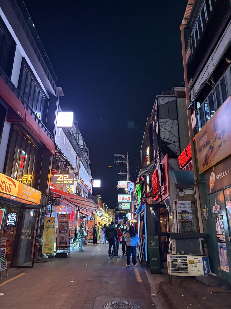 Detonathan's tweet photo. Back home from Korea,

It was honestly one of my best trips, I had such an amazing time.

Thank you so much to Freinzy, Yoon, Multi, Ulsan, DNBD, Gura, Lowhigh and everyone else who showed me around! https://t.co/agC1mqEqVH