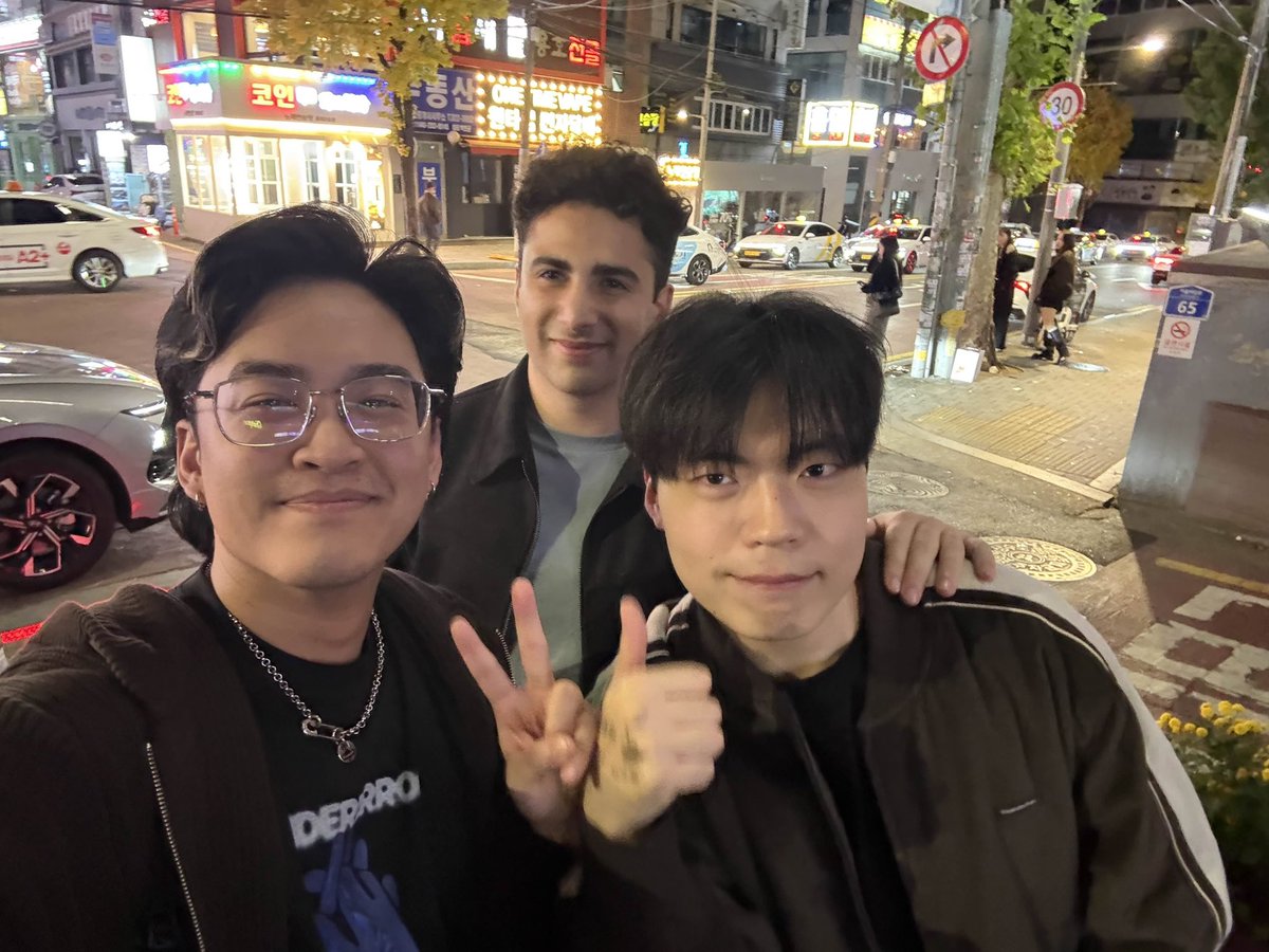 Detonathan's tweet photo. Back home from Korea,

It was honestly one of my best trips, I had such an amazing time.

Thank you so much to Freinzy, Yoon, Multi, Ulsan, DNBD, Gura, Lowhigh and everyone else who showed me around! https://t.co/agC1mqEqVH