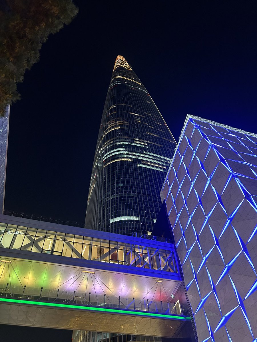 Detonathan's tweet photo. Back home from Korea,

It was honestly one of my best trips, I had such an amazing time.

Thank you so much to Freinzy, Yoon, Multi, Ulsan, DNBD, Gura, Lowhigh and everyone else who showed me around! https://t.co/agC1mqEqVH