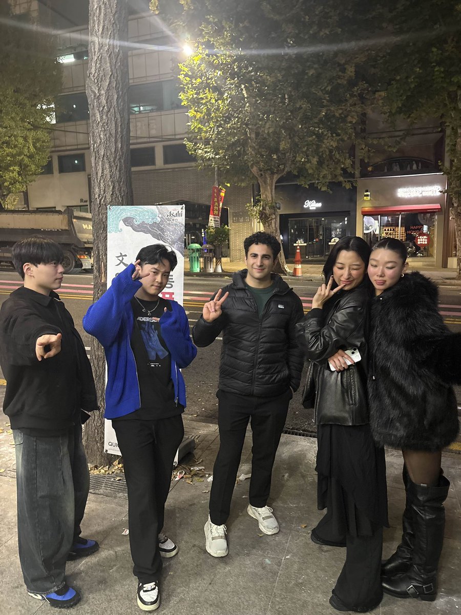Detonathan's tweet photo. Back home from Korea,

It was honestly one of my best trips, I had such an amazing time.

Thank you so much to Freinzy, Yoon, Multi, Ulsan, DNBD, Gura, Lowhigh and everyone else who showed me around! https://t.co/agC1mqEqVH