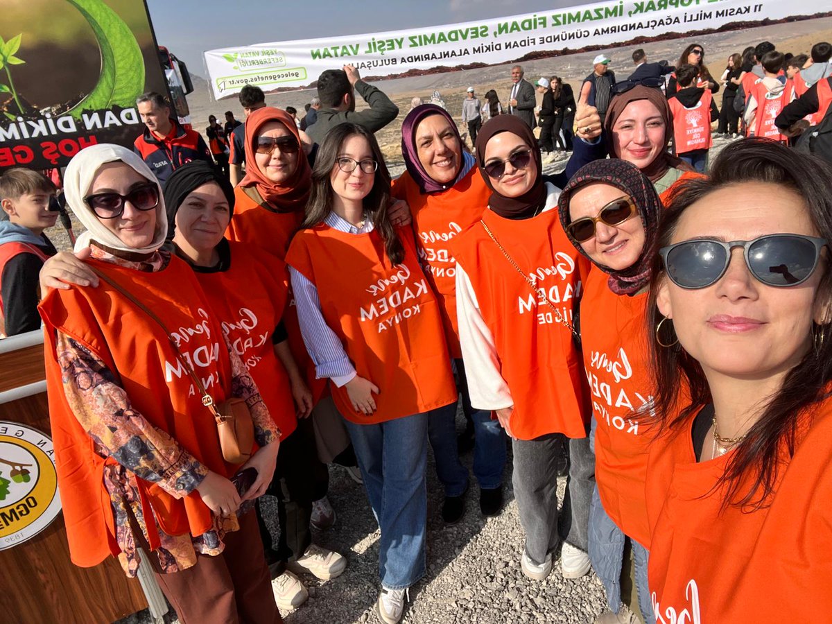 “Toprağa bir fidan diktik, geleceğe umut ektik 🌳
Her bir yaprak, doğaya olan sevgimizin ve sürdürülebilir yarınlara inancımızın simgesi.