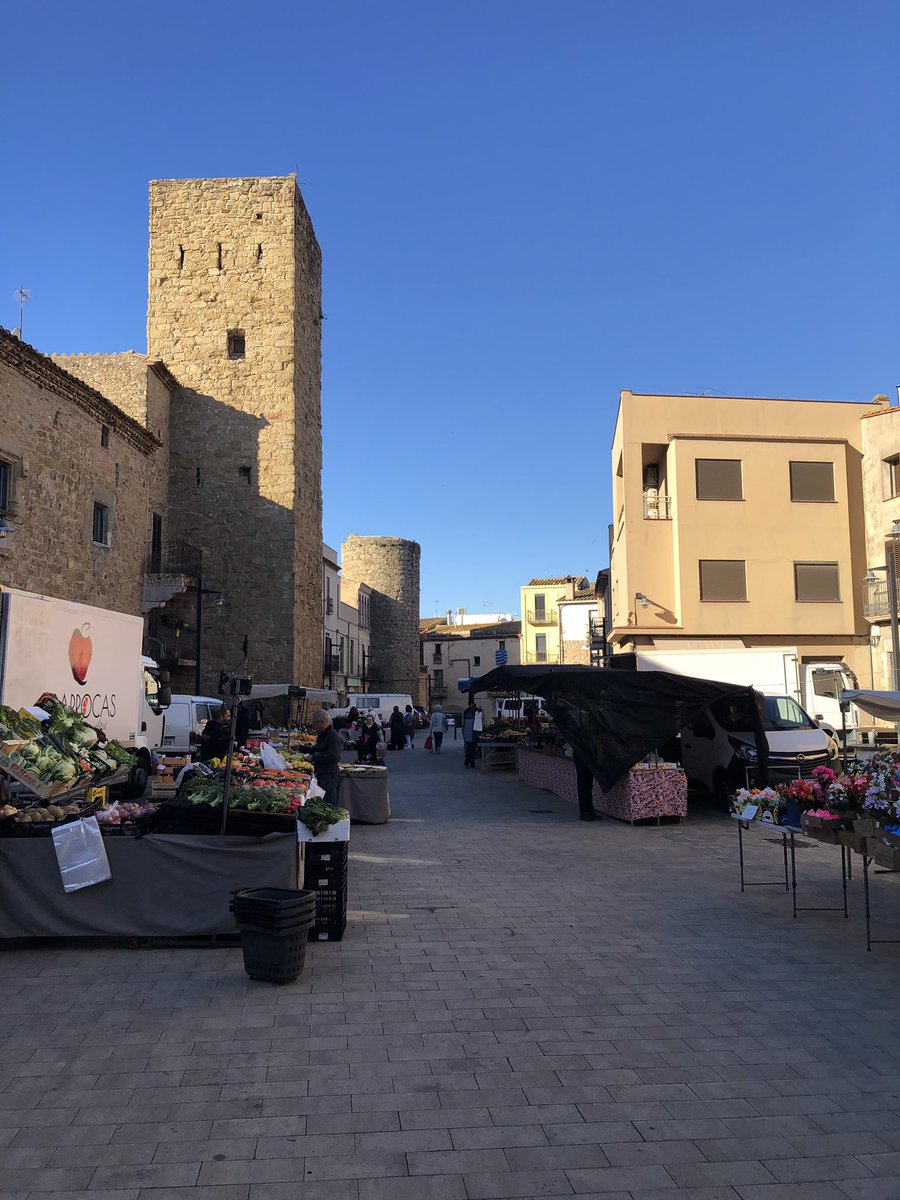 🤎 La nostra plaça, el nostre mercat 🤎

#Verges #paíspetit #tardor🍁 #novembre2025 #dimartsdemercat #vida #vidadepoble #shiestàbéplegatsaVerges #mercatsetmanal #mercado #market #marché #weeklymarket #marchéhebdomadaire #mercadosemanal #wochenmarkt #wekelijksemarkt