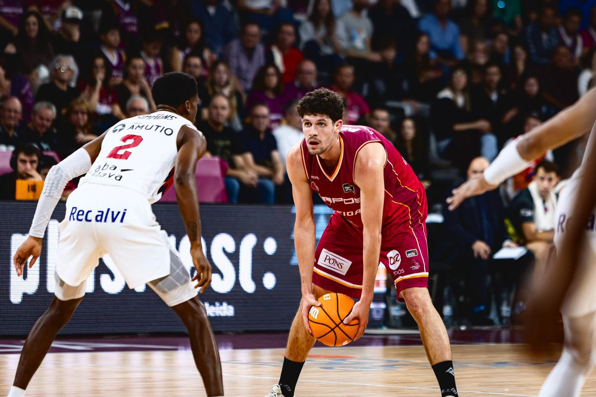 ¿Te diste cuenta de la defensa zonal que planteó Gerard Encuentra para tomar la ventaja inicial frente al Baskonia?

[Hilo]