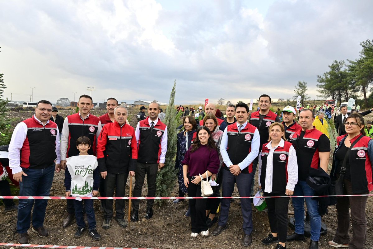 11 Kasım Milli Ağaçlandırma Günü kapsamında geleceğe nefes olmak için fidanlarımızı toprakla buluşturduk.

Şahidimiz Toprak, İmzamız Fidan 🌱
Sevdamız Yeşil Vatan! 💚

👉 gelecegenefes.gov.tr
#YeşilVatanSeferberliği #MilliAğaçlandırmaGünü #GeleceğeNefes