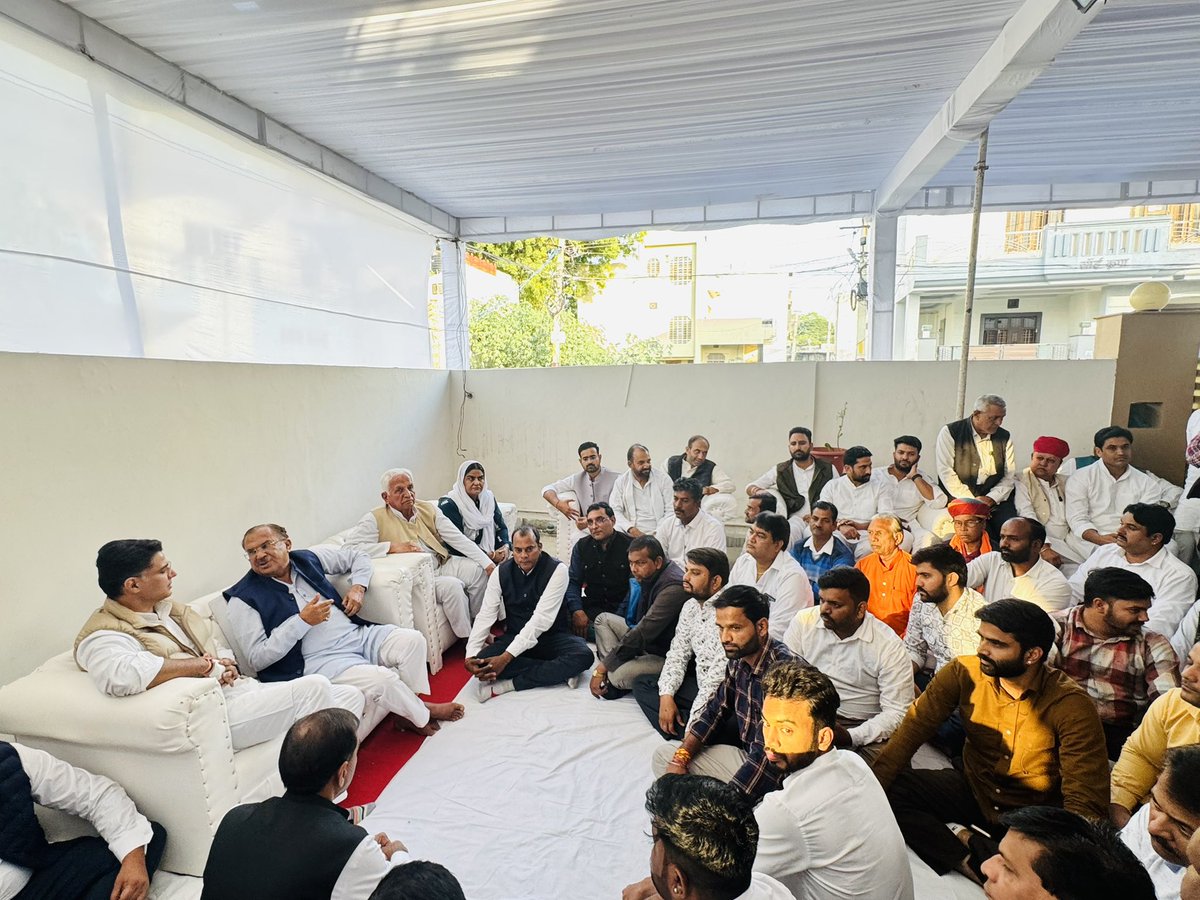 RamniwasGawriya's tweet image. आदरणीय श्री सचिन पायलट जी के साथ अजमेर पहुंचकर विधानसभा अध्यक्ष श्री वासुदेव देवनानी जी की धर्मपत्नी के निधन होने पर शोक संतप्त परिजनों से मुलाकात कर श्रद्धांजलि अर्पित की।
मैं ईश्वर से प्रार्थना करता हूँ कि दिवंगत आत्मा को श्रीचरणों में स्थान प्रदान करें। @SachinPilot…