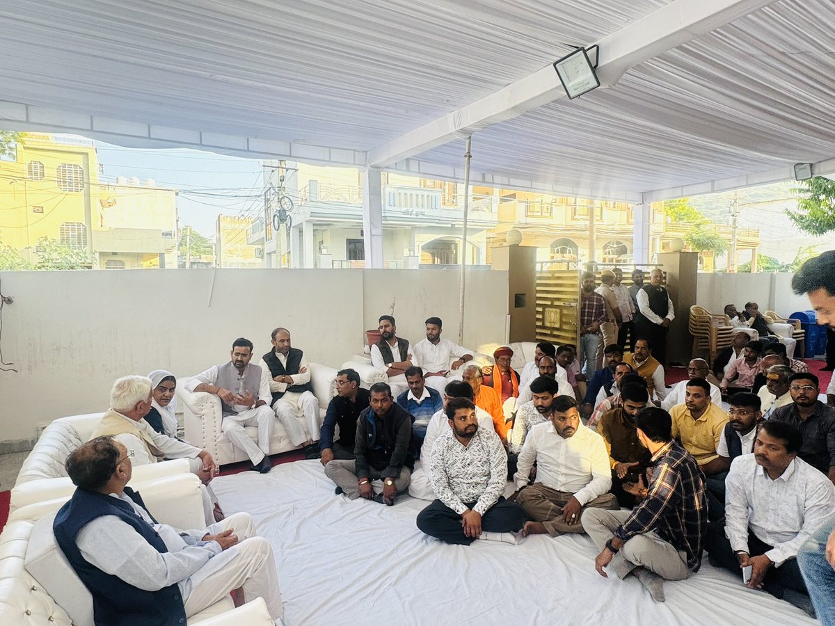 RamniwasGawriya's tweet image. आदरणीय श्री सचिन पायलट जी के साथ अजमेर पहुंचकर विधानसभा अध्यक्ष श्री वासुदेव देवनानी जी की धर्मपत्नी के निधन होने पर शोक संतप्त परिजनों से मुलाकात कर श्रद्धांजलि अर्पित की।
मैं ईश्वर से प्रार्थना करता हूँ कि दिवंगत आत्मा को श्रीचरणों में स्थान प्रदान करें। @SachinPilot…