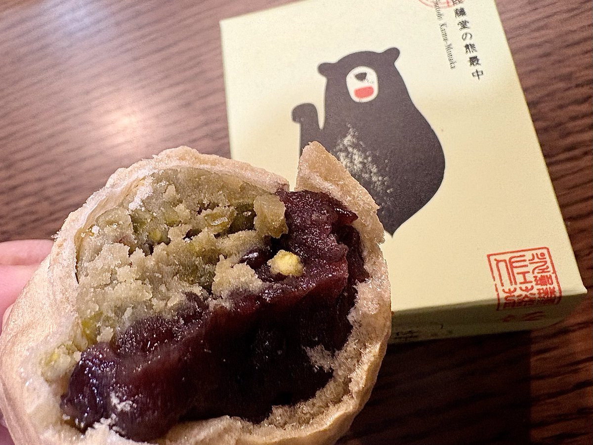 tip3s_design's tweet image. 近鉄百貨店で買ってきた熊のモナカ。
美味しかったけど、食べる前に餡子入れるスタイルには勝てない。
確実に（うちうちで）最中ブームがきている😆