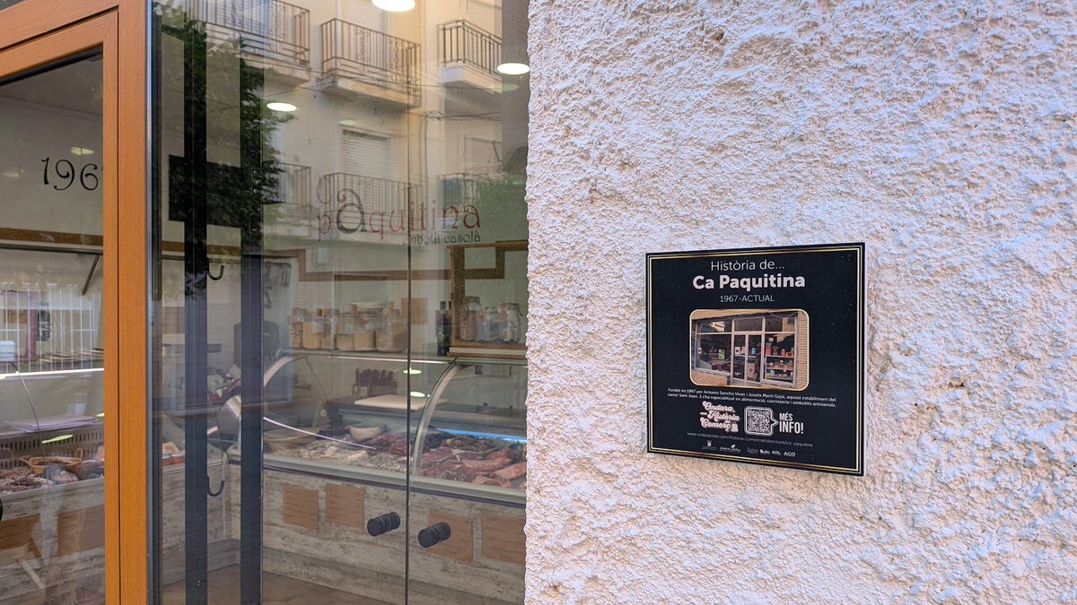 Este finde he estado en Ondara (Marina Alta, Alacant) y me ha encantado este detalle que hay junto a algunos locales: unas placas recordando la historia de comercios antiguos. Qué importante es no perder la memoria colectiva. 👌