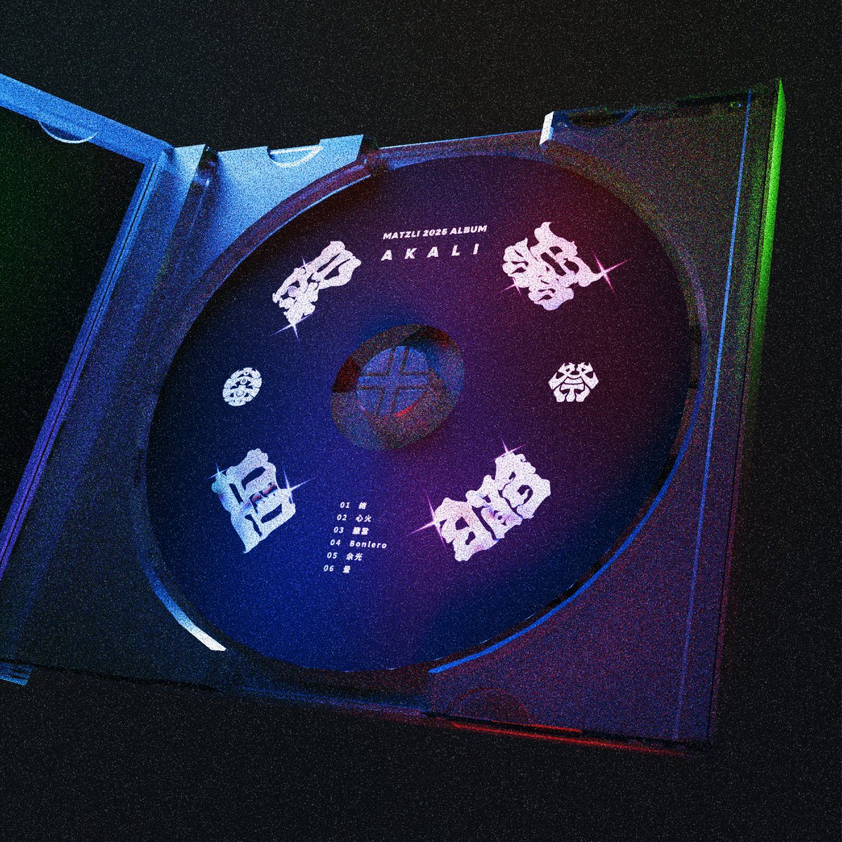 gimno_kotoho's tweet photo. ARTWORK

- MATZLI 2025 ALBUM「AKALI」Jacket Design

団体で初めてのアルバムを制作すると決まり、昨年からあった御面を活かしたいという想いがあり、2025年のテーマ「淡 - AWA」から、様々な色の光が溶け合い静かにきらめく御面をジャケットデザインにしました。

@matzli_newera 

#MATZLI #AKALI https://t.co/TkiByivOQE
