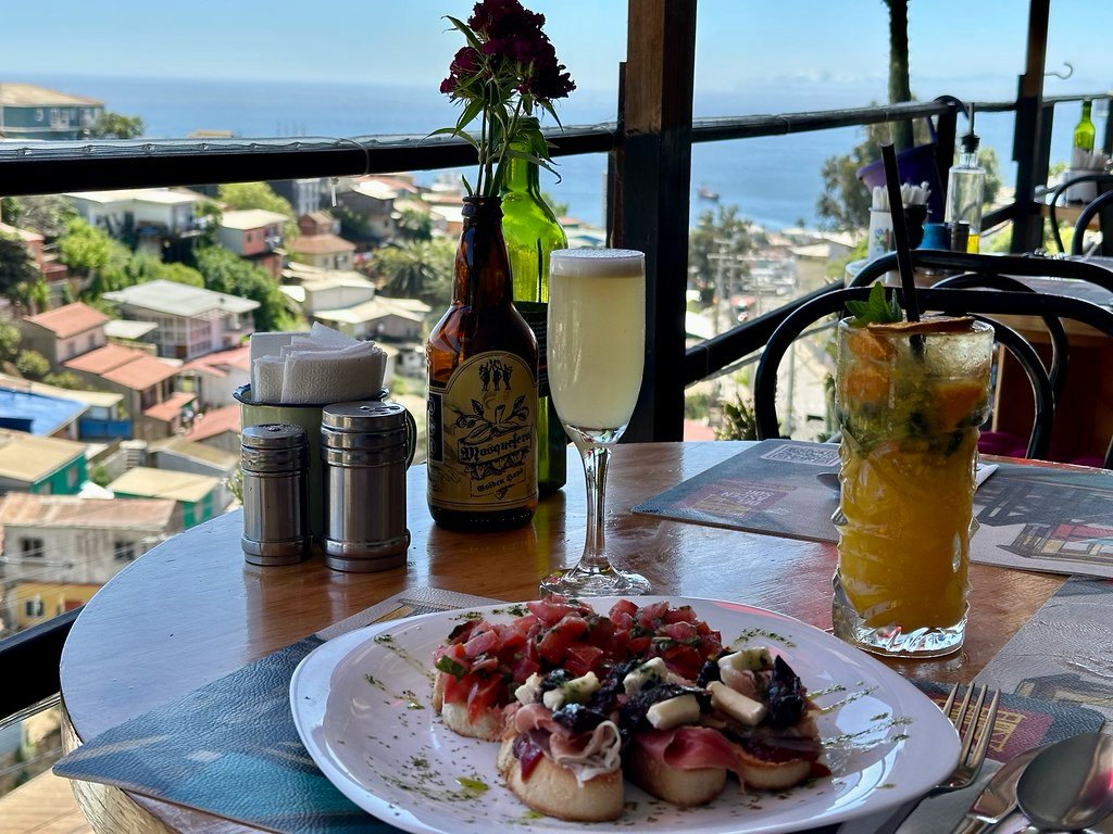 Entre sabores italianos y la brisa del puerto 🌊, el Happy Hour en Valparaíso se vive con vista a la bahía y buena compañía 🍸
Lee la nota completa aquí 👉 apuntesyviajes.com/2025/10/23/hap…
#apuntesyviajes 🧳🌎 #Valparaiso #CerroMariposa