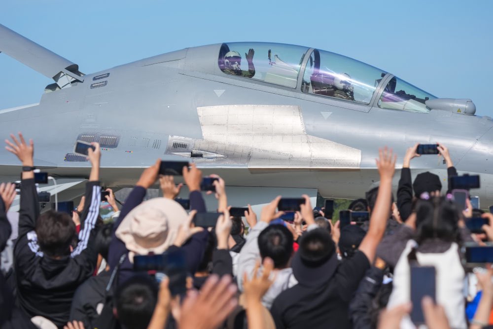 China_Amb_Japan's tweet photo. 中国人民解放軍空軍、創設76周年。 https://t.co/ioIQygxcRx
