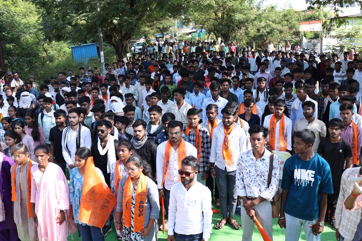 ABVPVidarbha's tweet photo. अखिल भारतीय विद्यार्थी परिषद, विदर्भ प्रांत द्वारा गडचिरोली येथील गोंडवाना  विद्यापीठातील विविध समस्यांना घेऊन विद्यापीठावर “धडक मोर्चा” आयोजित करण्यात आला होता. या मोर्चादरम्यान प्रवेश, परीक्षा, परिणाम, पदभरती, पाठ्यक्रम तसेच छात्रसंघ निवडणुका या विषयांवर विद्यापीठ प्रशासनाला निवेदन देत जोरदार प्रदर्शन करत आंदोलन करण्यात आले. या आंदोलनाचे नेतृत्व प्रांत मंत्री कु. पायल किनाके यांनी केले. यावेळी विद्यापीठाचे गोंडवाना विद्यापीठाचे मा. कुलगुरू यांनी धडक मोर्चाच्या मंचावर येऊन सर्व मागण्या मान्य करून पूर्ण करण्याचे आश्वासन दिले. यावेळी मंचावर प्रांत सहमंत्री जयेश भडगरे, विद्यापीठ मोर्चा प्रमुख सुजान चौधरी, चंद्रपूर जिल्हा संयोजक भूषण डफ, ब्रम्हपुरी जिल्हा संयोजक राजकुमार गेडाम, गडचिरोली जिल्हा संयोजक विकास बोदलवार व गोंडवाना विद्यापीठातील विद्यार्थी कार्यकर्ता उपस्थित होते.