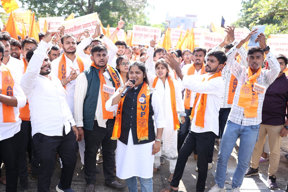 ABVPVidarbha's tweet photo. अखिल भारतीय विद्यार्थी परिषद, विदर्भ प्रांत द्वारा गडचिरोली येथील गोंडवाना  विद्यापीठातील विविध समस्यांना घेऊन विद्यापीठावर “धडक मोर्चा” आयोजित करण्यात आला होता. या मोर्चादरम्यान प्रवेश, परीक्षा, परिणाम, पदभरती, पाठ्यक्रम तसेच छात्रसंघ निवडणुका या विषयांवर विद्यापीठ प्रशासनाला निवेदन देत जोरदार प्रदर्शन करत आंदोलन करण्यात आले. या आंदोलनाचे नेतृत्व प्रांत मंत्री कु. पायल किनाके यांनी केले. यावेळी विद्यापीठाचे गोंडवाना विद्यापीठाचे मा. कुलगुरू यांनी धडक मोर्चाच्या मंचावर येऊन सर्व मागण्या मान्य करून पूर्ण करण्याचे आश्वासन दिले. यावेळी मंचावर प्रांत सहमंत्री जयेश भडगरे, विद्यापीठ मोर्चा प्रमुख सुजान चौधरी, चंद्रपूर जिल्हा संयोजक भूषण डफ, ब्रम्हपुरी जिल्हा संयोजक राजकुमार गेडाम, गडचिरोली जिल्हा संयोजक विकास बोदलवार व गोंडवाना विद्यापीठातील विद्यार्थी कार्यकर्ता उपस्थित होते.