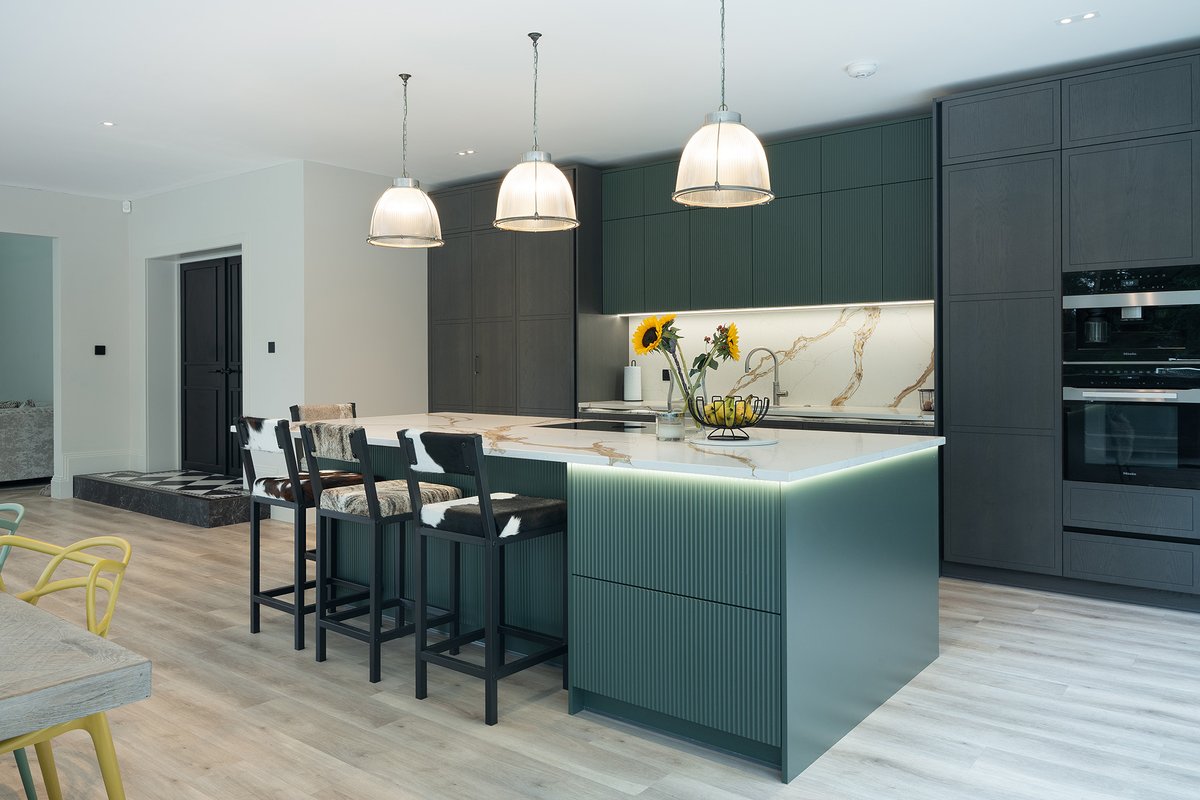 stonehamkitchen's tweet image. Add depth to your kitchen with texture – think ribbed doors, natural wood and veined worktops.

Get more inspiration in our free Stoneham Kitchens brochure - f.mtr.cool/etaqjbzwql

#kitchenideas #bespokekitchens #luxurykitchens #madeinkent