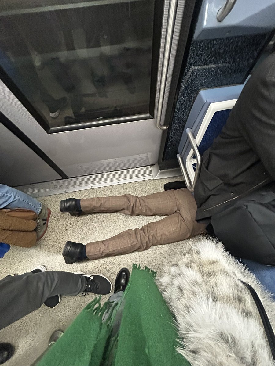 divasbadwi's tweet image. J&apos;ai croisé le même type ??? Je pense on loupe quelque chose idk