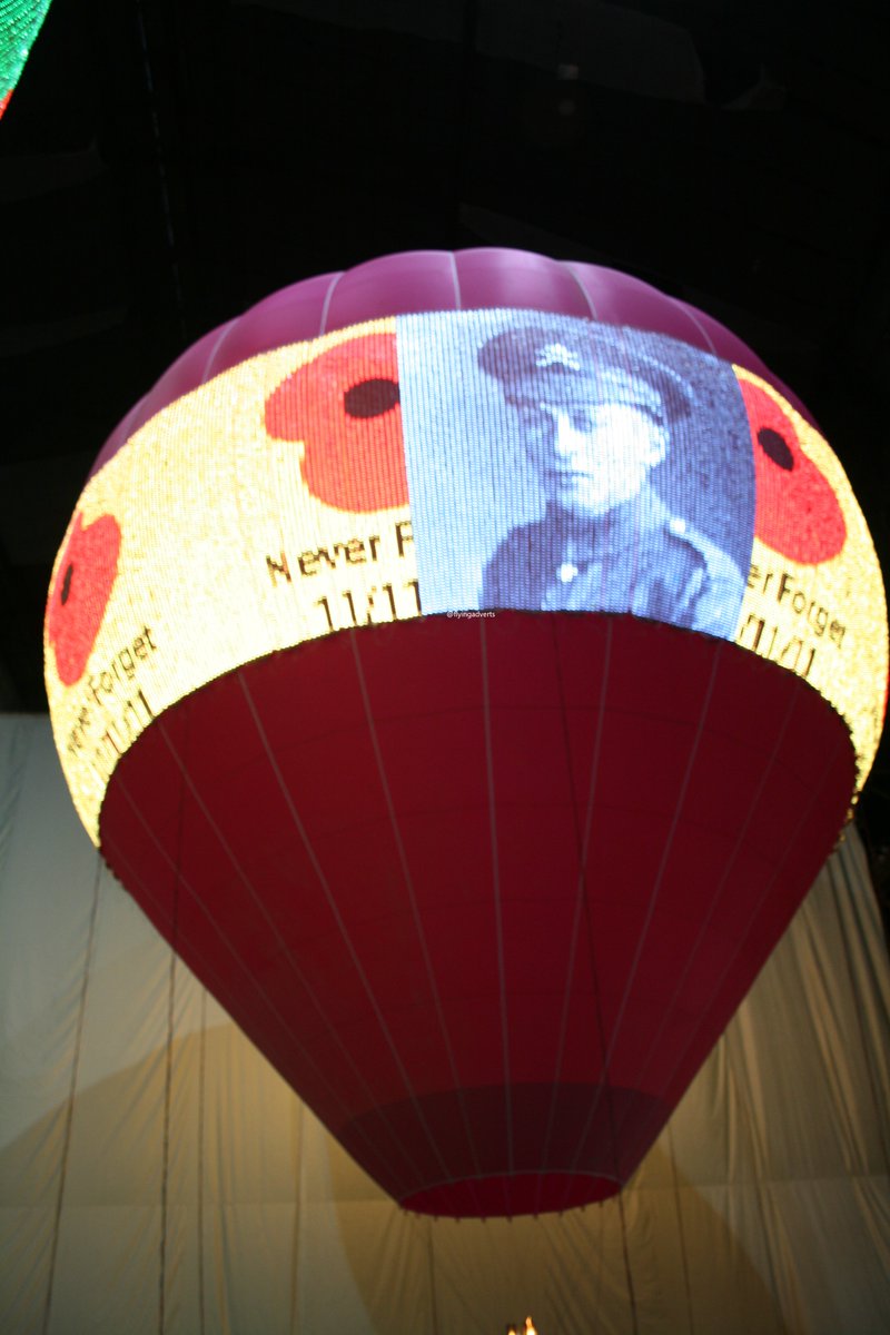 FlyingAdverts's tweet image. Lest we forget #remembrance #poppies #interactivemedia #LEDballoon