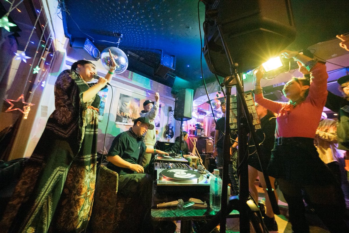 gl840's tweet photo. 【GL2025店舗別出演アーティスト】

⑥ブギウギ

-出演アーティスト-

DJフクタケ @DJ_fukutake 
MACKA-CHIN @MACKACHIN 
ROCK-Tee @woodywoodstudio 
SAKKO (from ONEGRAM) @sakkonegram 
三郎寿司 @r_y_u_t_a_r_o 

#gl840 #銀座で笑おう https://t.co/pU4hN4PB7l
