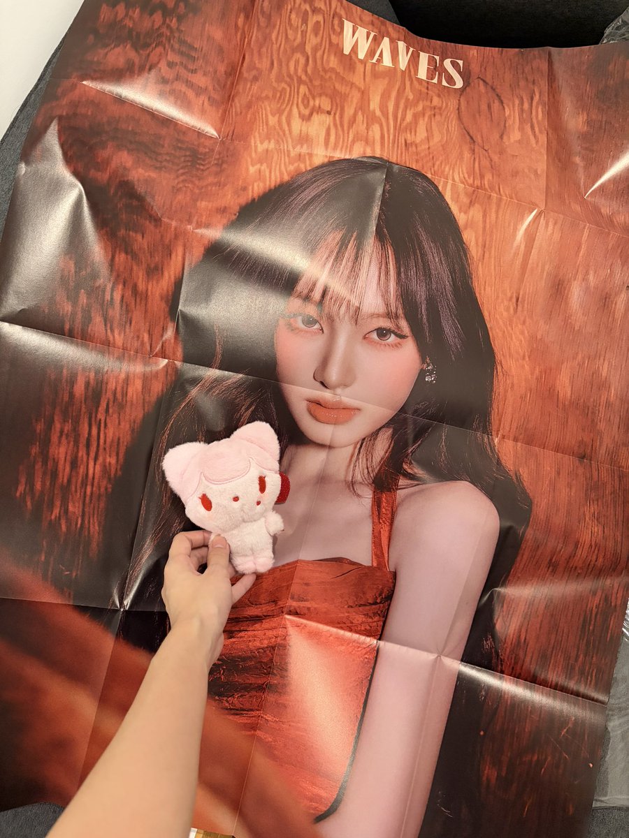 jellyduob_duob's tweet image. ชั้นบอกแล้วใครไม่ซื้อคือพลาด นิตยสารน้องลิซเล่มนี้ขอยกให้เป็นปกแดงมาสเตอร์พีซ❤️ ที่สุดของแม่มาก โคสอัพแบบฉ่ำ สวยมากกกกกกกก ที่สำคัญคือโปรเตอร์ใหญ่มาก สวยกระแทกหน้าสุดๆㅠㅠ แล้วใหญ่แบบเอาน้องชีสมาเทียบคือเหลือจิ๋วเดียว