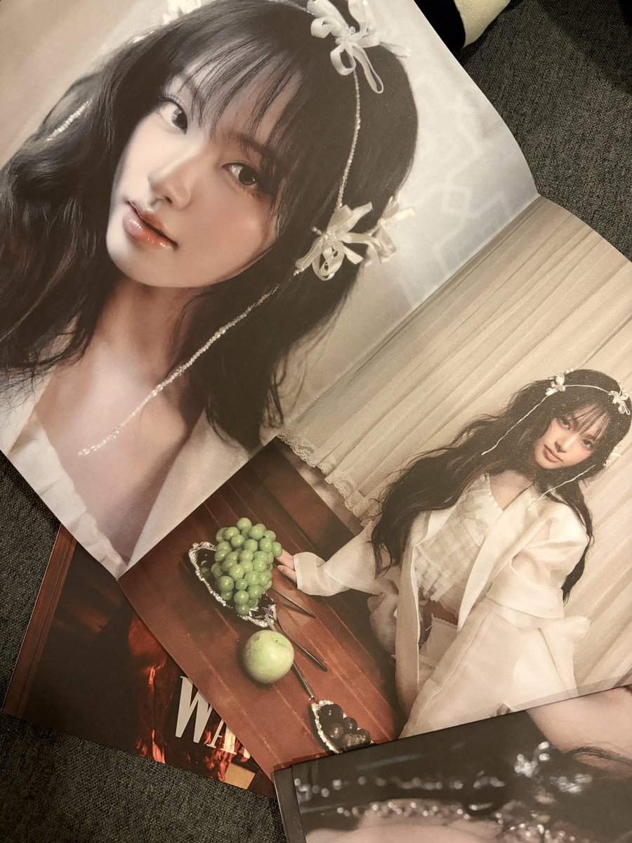 jellyduob_duob's tweet image. ชั้นบอกแล้วใครไม่ซื้อคือพลาด นิตยสารน้องลิซเล่มนี้ขอยกให้เป็นปกแดงมาสเตอร์พีซ❤️ ที่สุดของแม่มาก โคสอัพแบบฉ่ำ สวยมากกกกกกกก ที่สำคัญคือโปรเตอร์ใหญ่มาก สวยกระแทกหน้าสุดๆㅠㅠ แล้วใหญ่แบบเอาน้องชีสมาเทียบคือเหลือจิ๋วเดียว