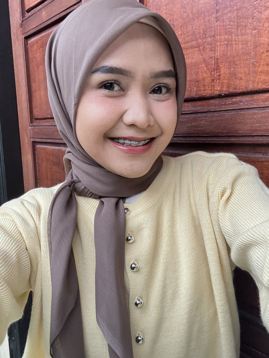 Pake Hijab paris tegak paripurna tanpa disetrika emang bisa? BISAAAA! 
 
You should try plain paris napocut🫵🏻