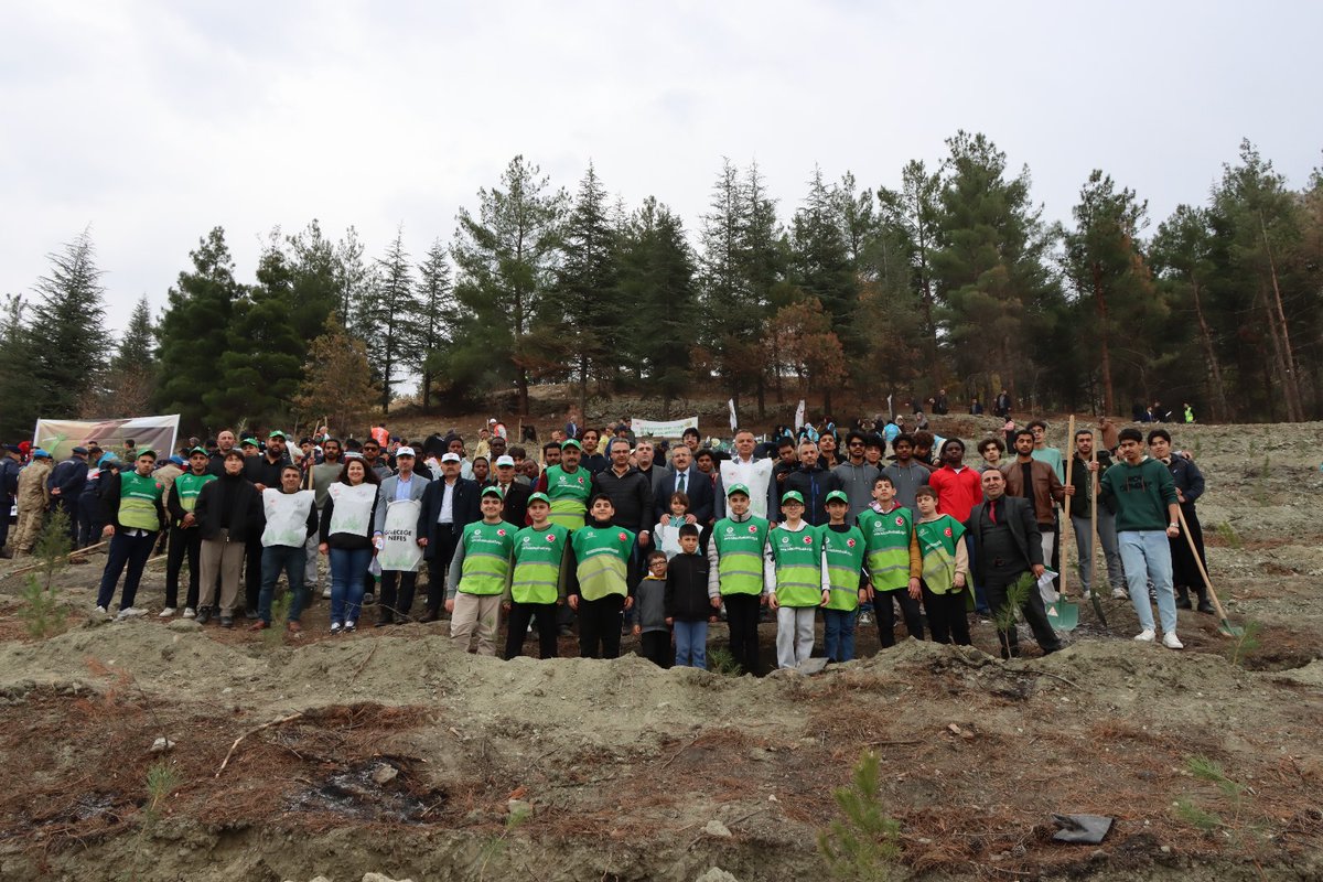 🌱 Boy Veren Fidanlardan Kök Salan Ağaçlara, “Yeşil Vatan” Çocuklarımıza Emanet 🌳

Şahidimiz Toprak, İmzamız Fidan, Sevdamız Yeşil Vatan 💚

“11 Kasım Millî Ağaçlandırma Günü” etkinlikleri kapsamında il protokolümüzün de katılımıyla öğrencilerimiz fidanları toprakla buluşturdu.