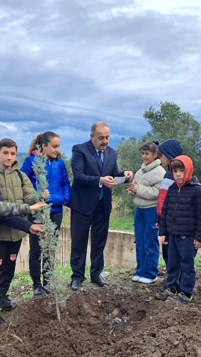 TC_erdek's tweet photo. Kaymakamımız Hasan Göç, "Şahidimiz Toprak, İmzamız Fidan, Sevdamız Yeşil Vatan" projesi kapsamında fidan ekme etkinliğine katıldı.
#yeşilvatan https://t.co/12dtlRygiI